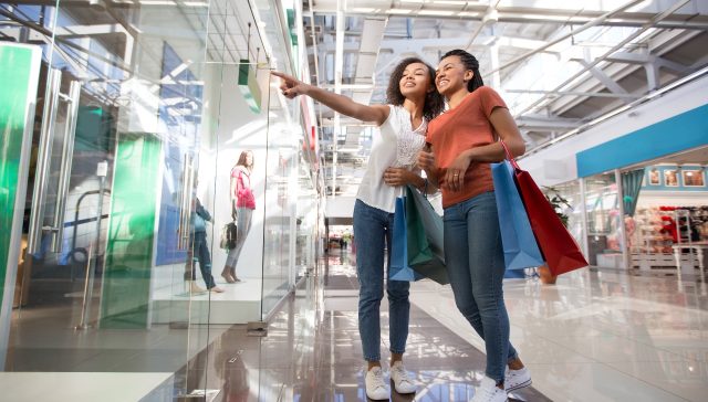 Activación de marca en mall panameño con captura de leads por Emblue Group